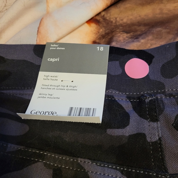 Ladies black camo capris - Picture 2 of 4